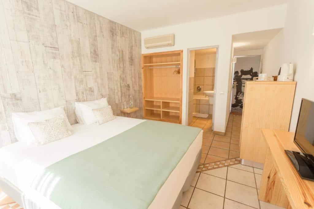 Carvoeiro hotel visiting Benagil cave