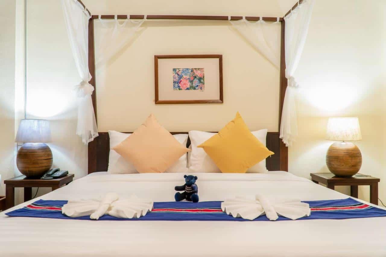 sunny v hotel room