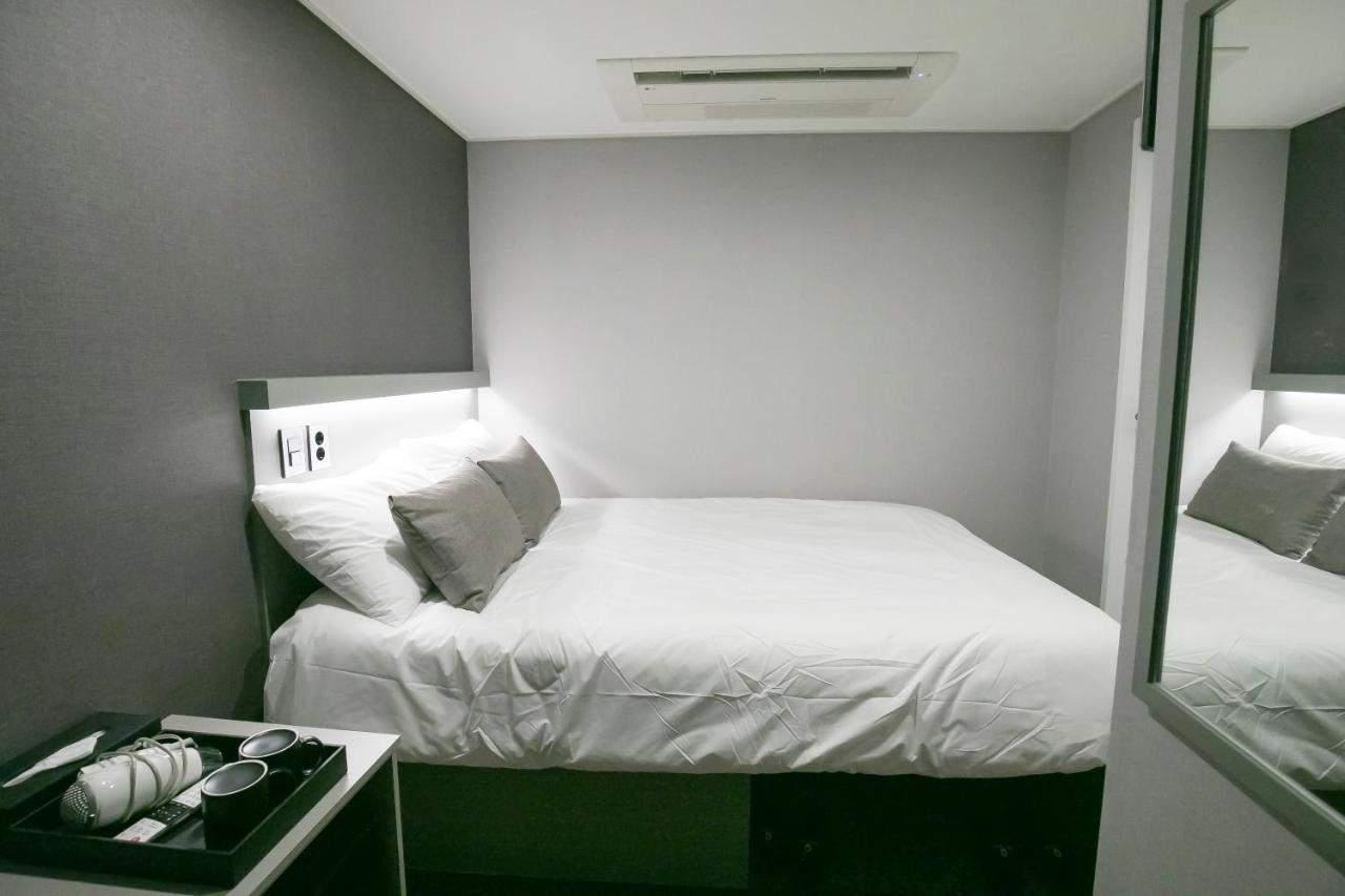where to stay in seoul myeongdong room