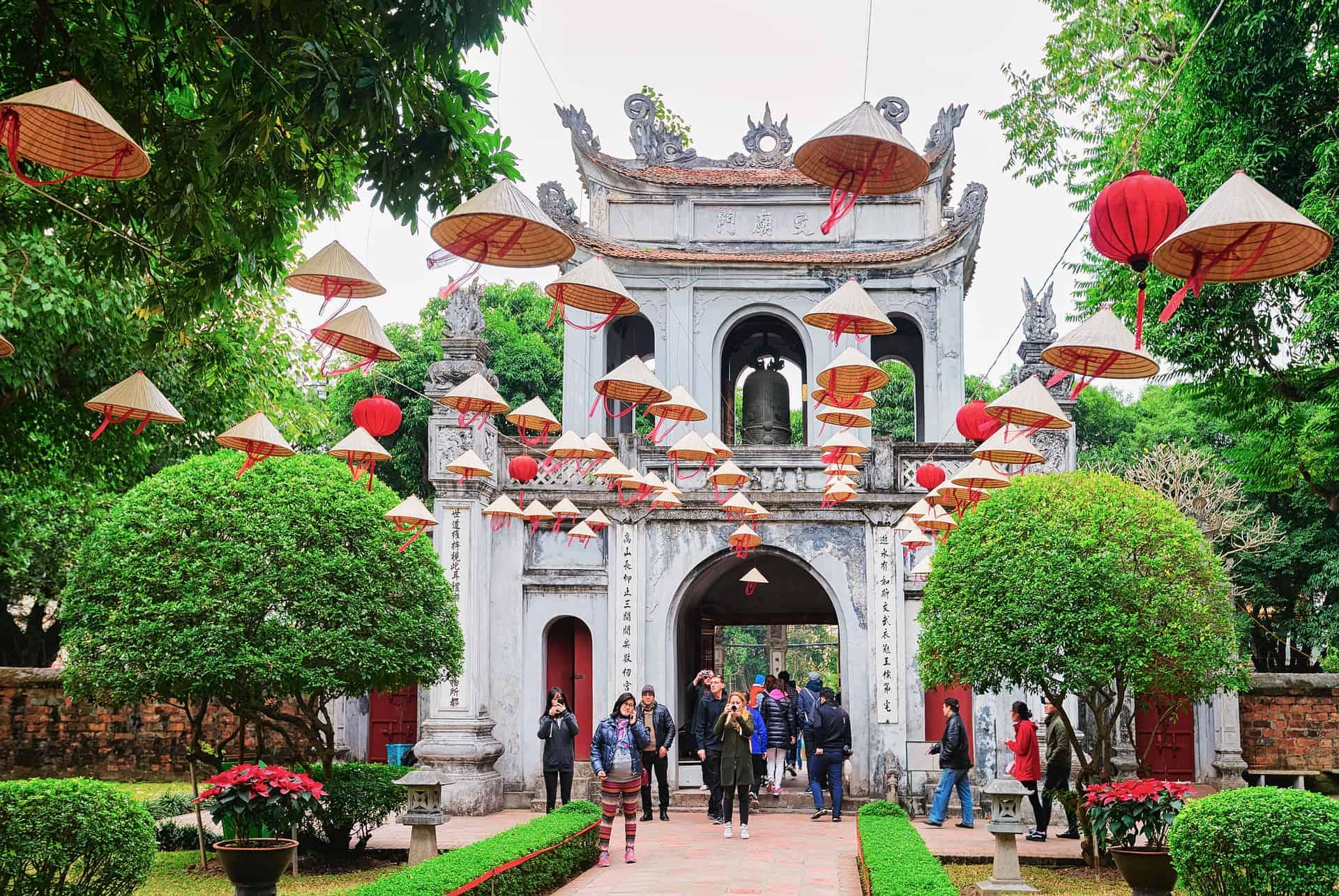 where to stay in hanoi temple