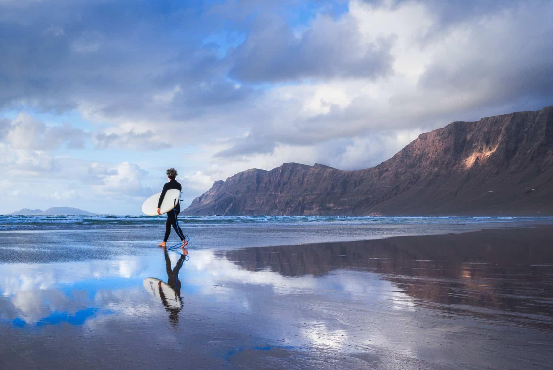surfing famara beach
