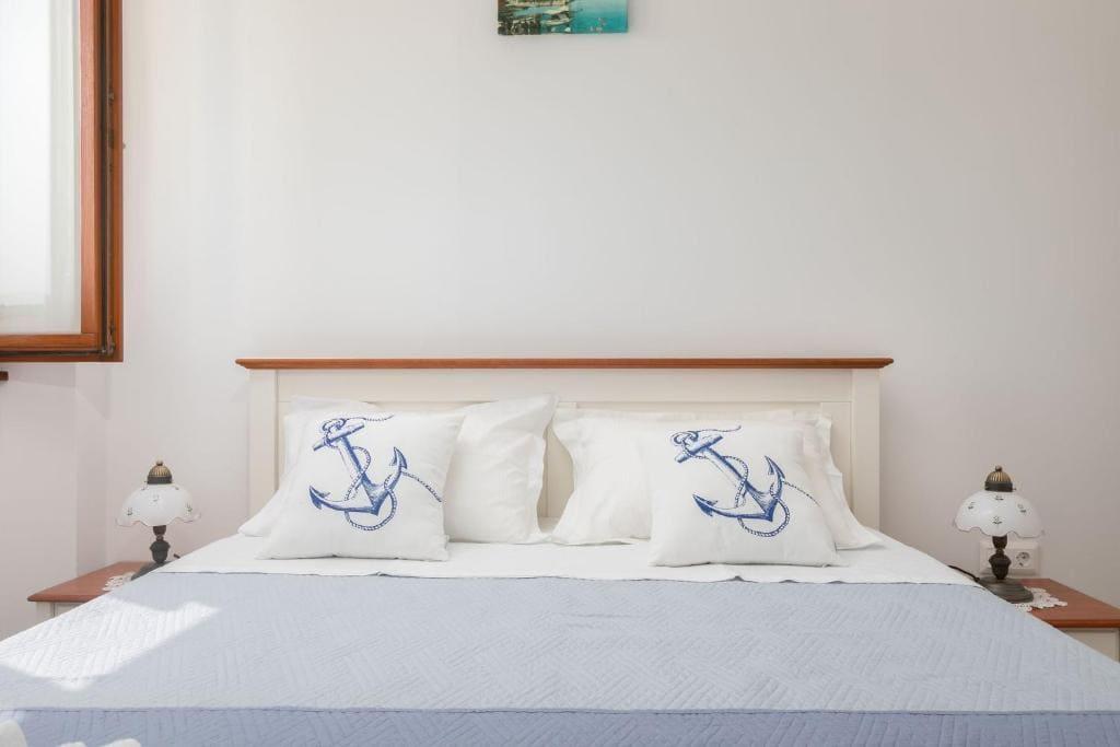 ancora faros room