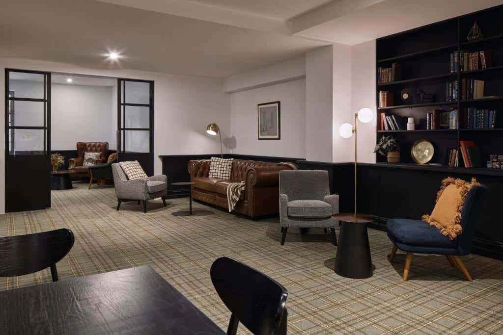 the victoria hotel where to stay in melbourne