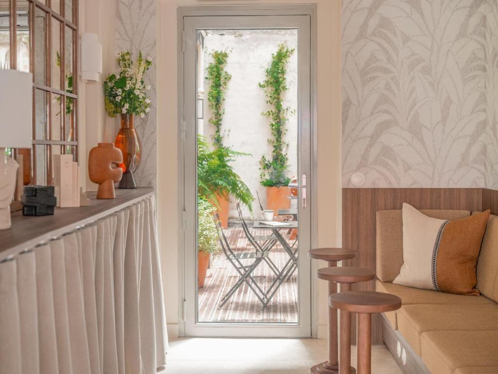 Hotel Basss stay in Paris