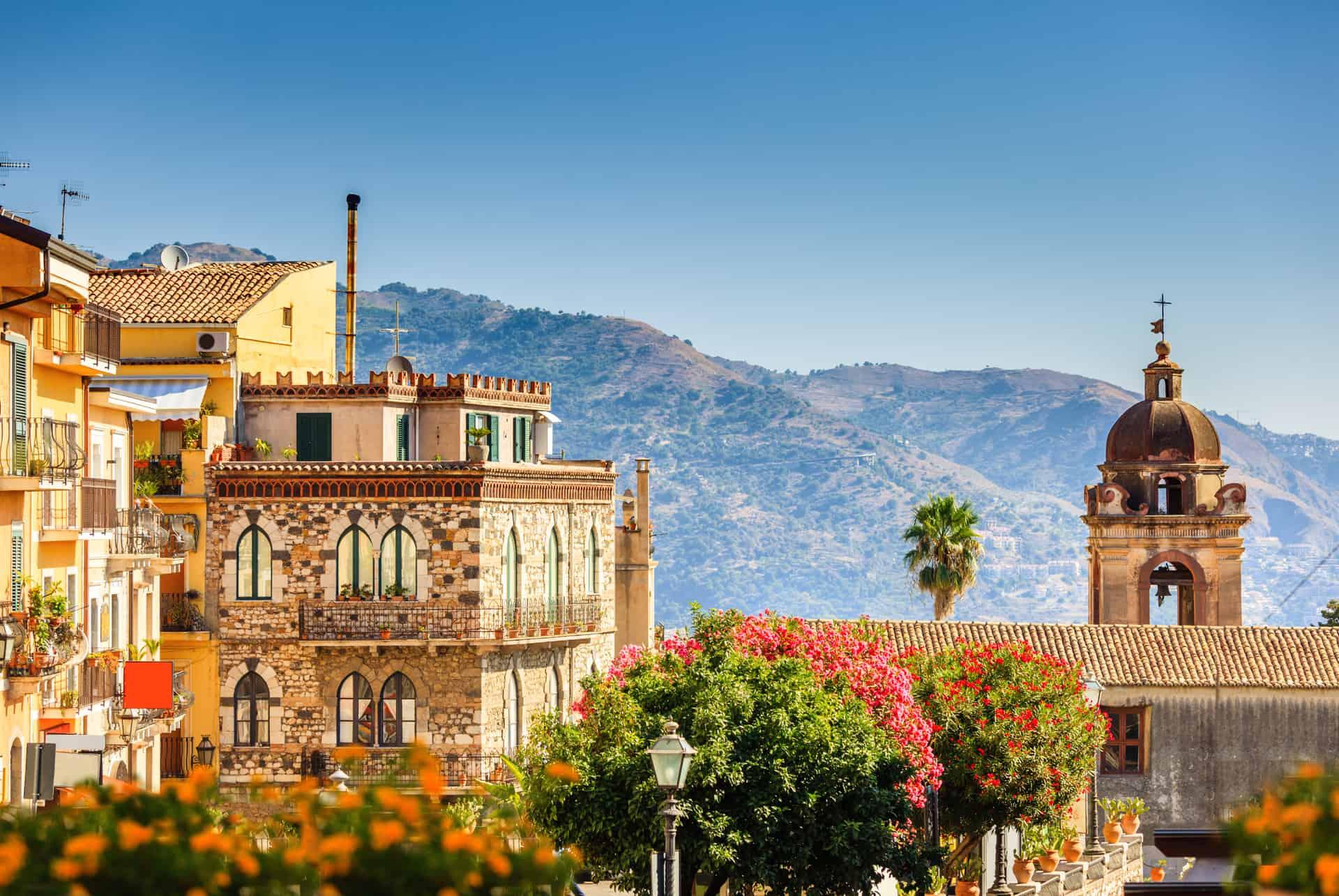 finding accommodation in taormina