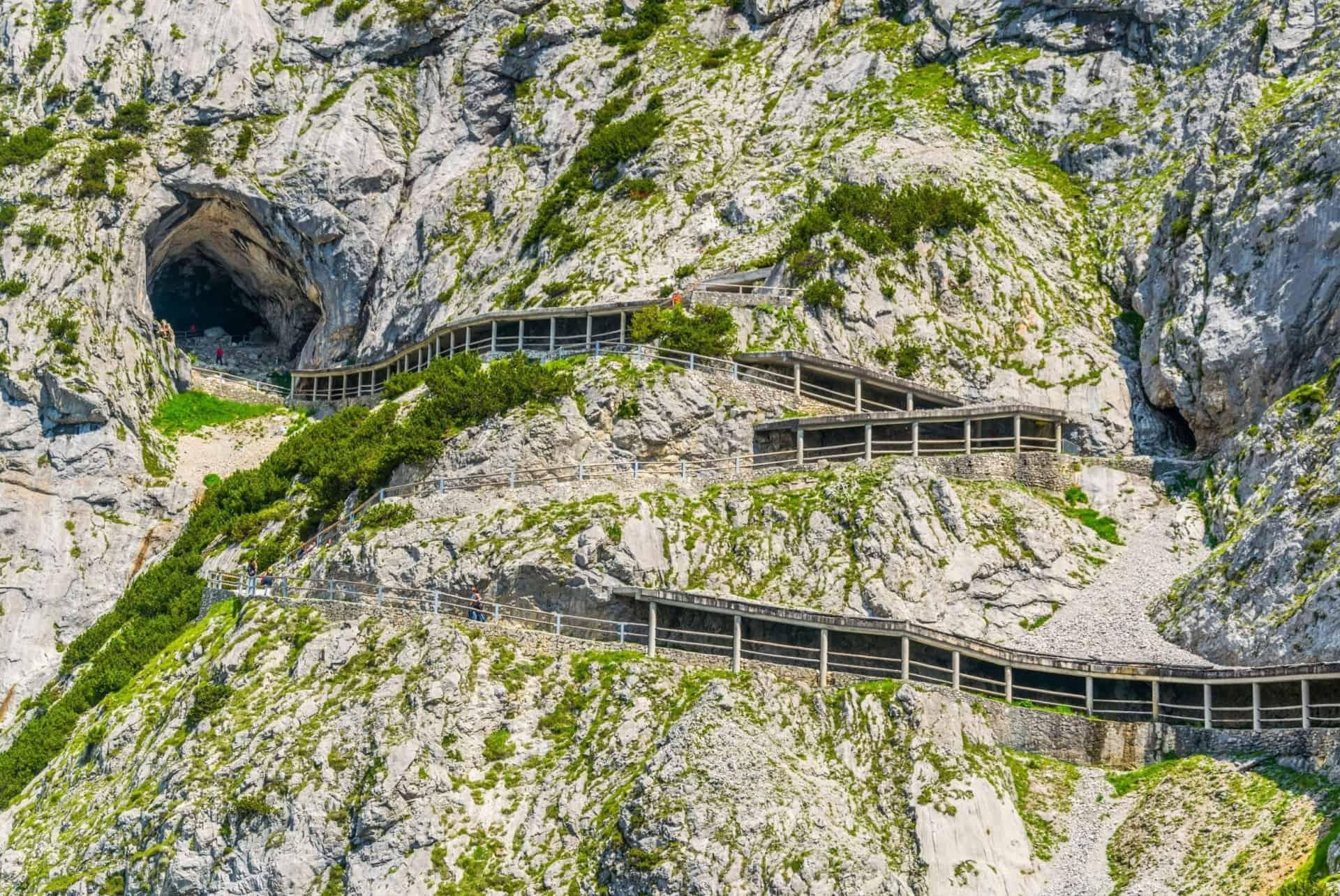 road leading to Eisriesenwelt