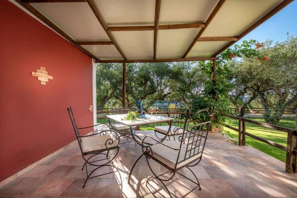staying in psarou