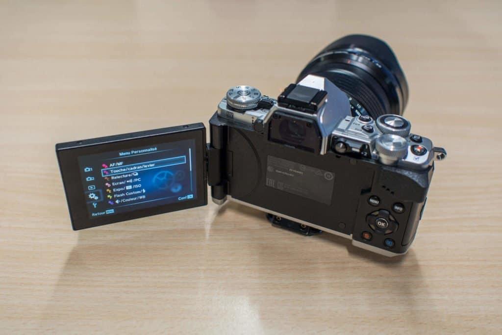 Fully articulating screen