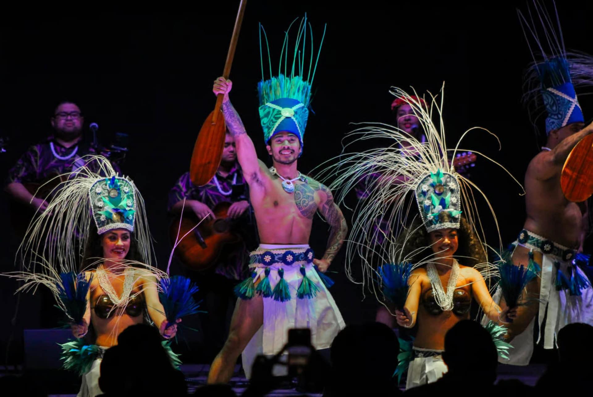 What to do in Oahu see a dinner show