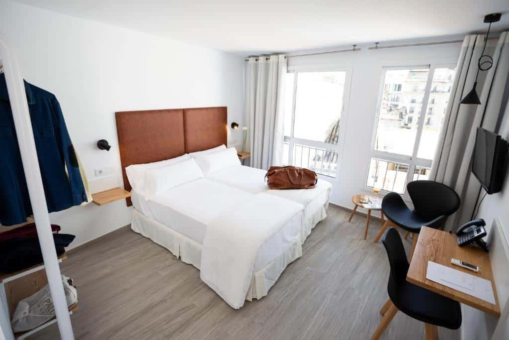 Basic Hotel Sevilla romantic weekend