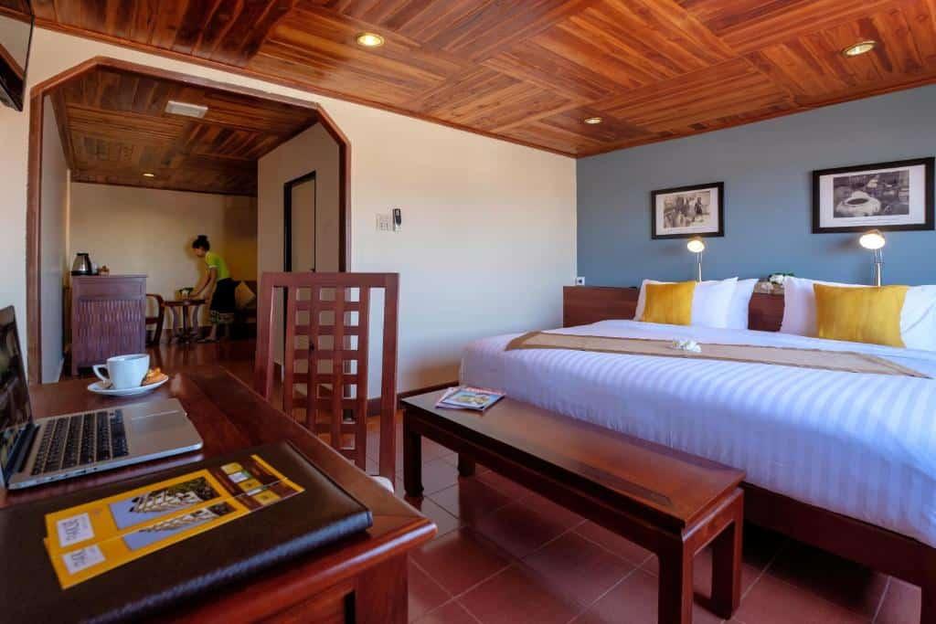 pakse hotel restaurant sleep laos